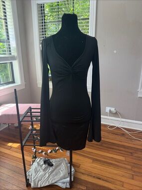 Black Long-Sleeve V-Neck Twist-Front Bodycon Dress